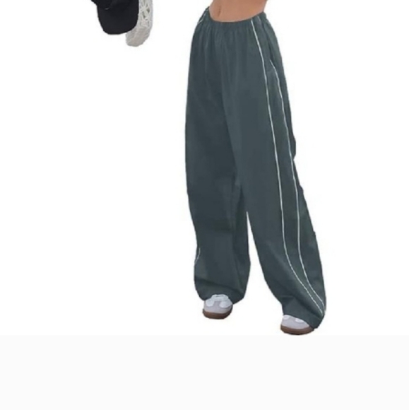 Pants - NWT Y2K Baggy light weight parachute pants.